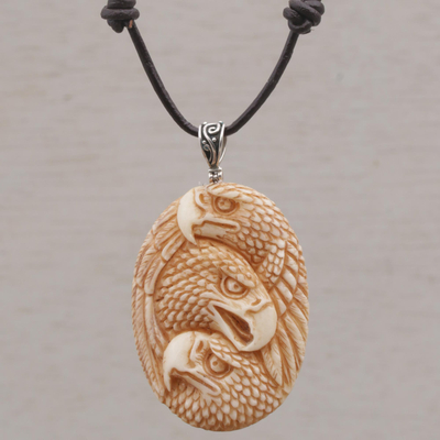 Halskette mit Knochenanhänger - Handgefertigte Halskette mit Knochenanhänger mit Adlermotiv aus Bali
