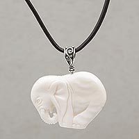 Collar con colgante de hueso, 'Elephant Bow' - Collar con colgante de hueso ajustable en forma de elefante de Bali