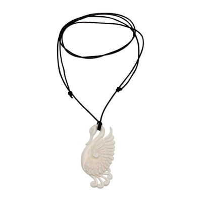 collar con colgante de hueso - Collar con colgante de cisne de hueso hecho a mano de Bali