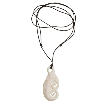 Halskette mit Knochenanhänger, 'Whale Waves - Knochenanhänger-Halskette mit Wirbelmotiven aus Bali
