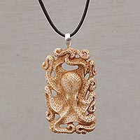 Collar con colgante de hueso, 'Octopus Refuge' - Collar con colgante de pulpo de hueso hecho a mano de Bali