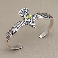 Brazalete de peridoto, 'Spirit Hawk' - Brazalete con motivo de halcón de peridoto en plata de ley