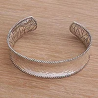 Pulsera de puño de plata de ley, 'Reforestación' - Pulsera de puño con temática de naturaleza de plata de ley de Bali