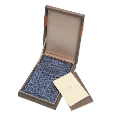 Bufanda batik de seda - Pañuelo de seda azul y negro Maze con flecos y caja de regalo