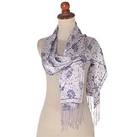 Bufanda batik de seda, 'Mystic Tundra' - Bufanda de seda floral de lavanda con flecos y caja de regalo de madera