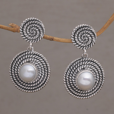 Aretes colgantes de perlas cultivadas - Aretes colgantes de perlas cultivadas con motivo en espiral de Bali