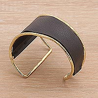 Manschettenarmband aus Leder und Messing, „Golden Black Swirl“ – Goldenes Manschettenarmband aus schwarzem Leder und Messing aus Bali