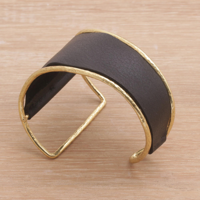 Manschettenarmband aus Leder und Messing - Goldenes Manschettenarmband aus schwarzem Leder und Messing aus Bali