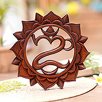 Holzreliefplatte, „Lotus Omkara“ – handgeschnitzte florale Om Suar-Holzreliefplatte aus Bali