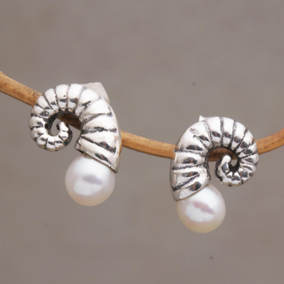 Knopfohrringe aus Zuchtperlen - Fossilförmige Sterling-Ohrringe mit Zuchtperlen