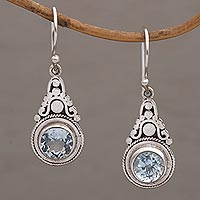 Blaue Topas-Ohrhänger, „Celestial Crowns“ – Fair-Trade-Ohrringe aus blauem Topas und Silber aus Bali