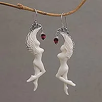 Pendientes colgantes de granate, 'Dancing Angels' - Pendientes colgantes de ángel de granate y hueso de Bali