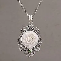 Halskette mit Anhänger aus Peridot und Knochen, „Dreamy Rose“ – Halskette mit Rosenanhänger, akzentuiert mit Peridot