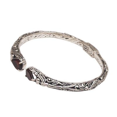 Granat-Armband, 'Looking for You' - Balinesisches Armband aus Sterlingsilber und Granat mit Scharnier