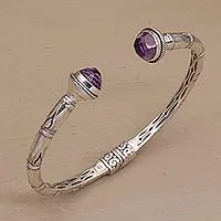 Amethyst-Manschettenarmband, „Talk to Me“ – aufklappbares silbernes Manschettenarmband im balinesischen Stil mit Amethyst