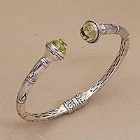 Pulsera de puño de prasiolita, 'Talk to Me' - Pulsera de puño balinés con bisagras de plata de ley y prasiolita