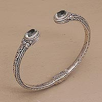Prasiolith-Manschettenarmband, „Magische Anziehung“ – Prasiolith-Manschettenarmband aus Sterlingsilber mit Scharnier aus Bali