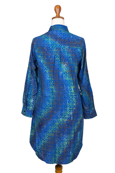 Hemdblusenkleid aus Batik-Rayon - Rayon-Batik-Hemdkleid mit blauem und grünem Blumendruck