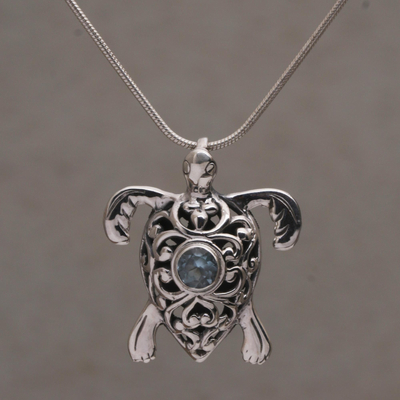 Blautopas-Anhänger-Halskette, 'Tulamben Turtle' - Handgefertigte Sterling Silber Schildkröte Halskette mit blauem Topas