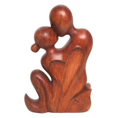 estatuilla de madera - Romántica estatuilla de madera de suar tallada a mano de Bali