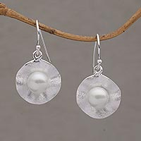 Pendientes colgantes de perlas cultivadas, 'Lily Pad Glow' - Pendientes de perlas cultivadas y plata de ley cepillada