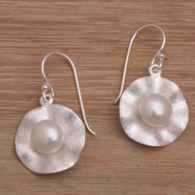 Aretes colgantes de perlas cultivadas - Aretes de perlas cultivadas y plata esterlina cepillada