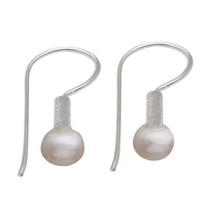 Aretes colgantes de perlas cultivadas - Aretes colgantes contemporáneos con perlas blancas cultivadas
