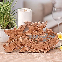 Holzwandschild „Hibiscus Welcome“ – handgeschnitztes Suar-Holz-Willkommensschild aus Bali