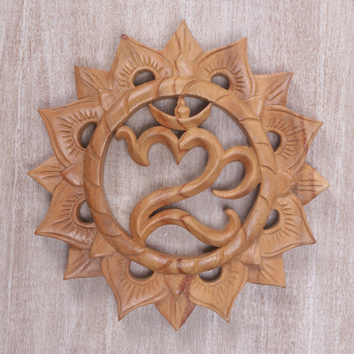 Holzreliefplatte, 'Sunnyside Om - Handschnitzerei Suar Wood Wandgehänge Sanskrit Om