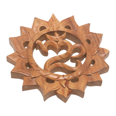 Panel de relieve de madera, 'Sunnyside Om' - Pared de madera de Suar tallada a mano colgante sánscrito Om
