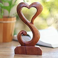 Estatuilla de madera, 'Amor enredado' - Estatuilla de corazón abierto de madera de Suar hecha a mano Decoración del hogar