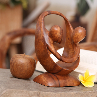 Holzskulptur - Romantische Skulptur aus Suar-Holz