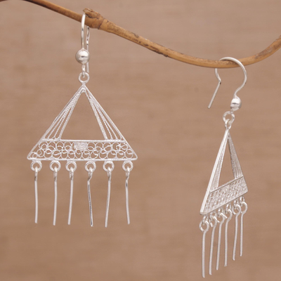 Filigrane Kronleuchter-Ohrringe aus Sterlingsilber, 'Angelic Angles - Handgemachte filigrane Silber-Kronleuchter-Ohrringe aus Bali