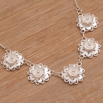 Collar con colgante de filigrana en plata de primera ley - Collar con colgante de filigrana de plata de ley con diseño floral