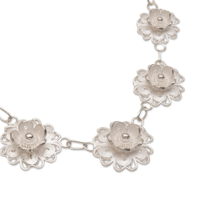 Halskette mit filigranem Anhänger aus Sterlingsilber - Filigrane Anhänger-Halskette aus Sterlingsilber mit Blumenmuster
