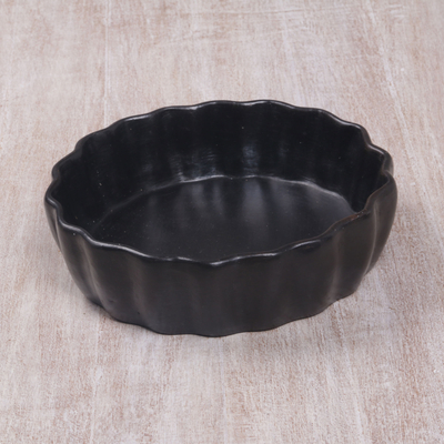 Cuenco para servir de cerámica - Cuenco para servir de cerámica negro hecho a mano con borde festoneado