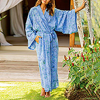 Batik-Robe aus Viskose, „Ubud Grove“ – langärmliger Rayon-Robe mit grünem und blauem Batik-Print und Gürtel