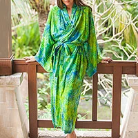 Robe aus Rayon-Batik, „Leafy Haven“ – langärmelige Robe aus Rayon-Batik im Leafy Garden in Blau und Grün