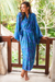 Batik-Robe aus Viskose, „Mystery Grove“ – Blaue und grüne Batik-Robe aus Viskose mit langen Ärmeln und Gürtel