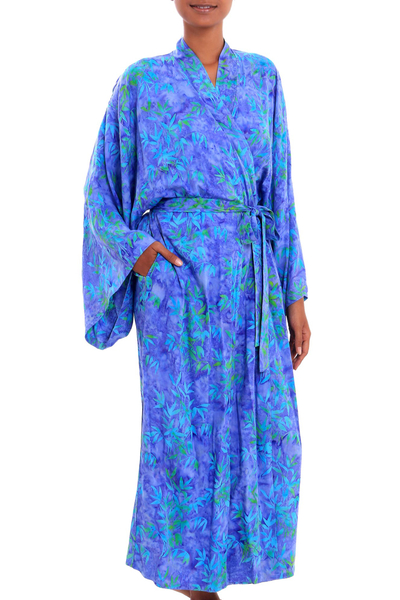 Batik-Robe aus Viskose, „Mystery Grove“ – Blaue und grüne Batik-Robe aus Viskose mit langen Ärmeln und Gürtel