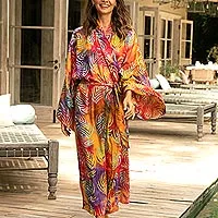 Batik-Robe aus Viskose, „Sunset Grove“ – langärmliger Rayon-Robe mit Gürtel in Rot-Orange mit Batik-Print