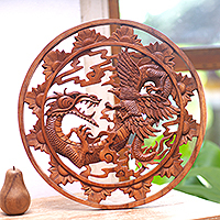 Holzreliefplatte, „Battle of Legends“ – Wandreliefplatte aus balinesischem Drachen und Garuda Suar aus Holz