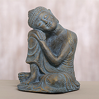 Escultura de piedra fundida, 'Buddha Rests' - Buda en reposo artesanal de piedra fundida en acabado antiguo