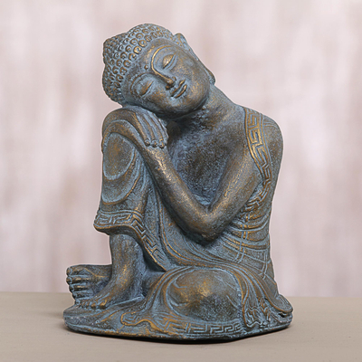 Skulptur aus Steinguss, „Buddha ruht“. - Kunsthandwerklich hergestellter, aus Stein gegossener, ruhender Buddha in antikem Finish