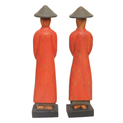 Holzstatuetten, (Paar) - Handgeschnitzte Bauernstatuetten aus Holz mit rotem Gewand (Paar)