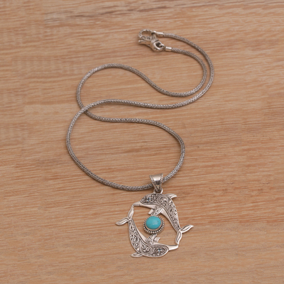 Halskette mit Blautopas-Anhänger, „Dolphin Harmony“ - Halskette aus rekonstituiertem türkisfarbenem Delfin aus Sterlingsilber
