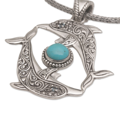 Halskette mit Blautopas-Anhänger, „Dolphin Harmony“ - Halskette aus rekonstituiertem türkisfarbenem Delfin aus Sterlingsilber