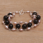 Cultured pearl and onyx beaded link bracelet, 'Classic Radiance' - Cultured Freshwater Pearl and Onyx Beaded Link Bracelet