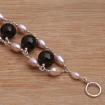 Cultured pearl and onyx beaded link bracelet, 'Classic Radiance' - Cultured Freshwater Pearl and Onyx Beaded Link Bracelet