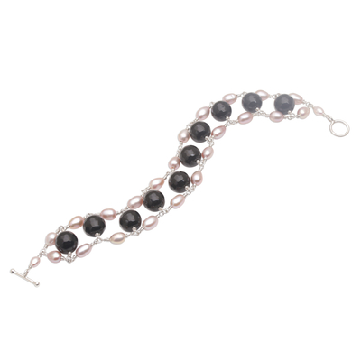 Cultured pearl and onyx beaded link bracelet, 'Classic Radiance' - Cultured Freshwater Pearl and Onyx Beaded Link Bracelet